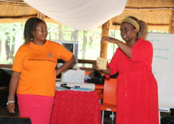 Naiset ja laki -yhdistyksen Zimbabwen osaston johtaja Dorcas Makaza-Kanyimo (vas.) osallistui hiljan kaivosalaa koskevaan työpajaan Hwangessa.