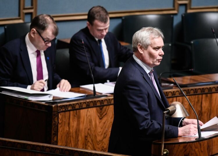 SDP:n Antti Rinne (oik.), keskustan Juha Sipilä (vas.) ja kokoomuksen Petteri Orpo eduskunnan täysistunnossa marraskuussa 2017.