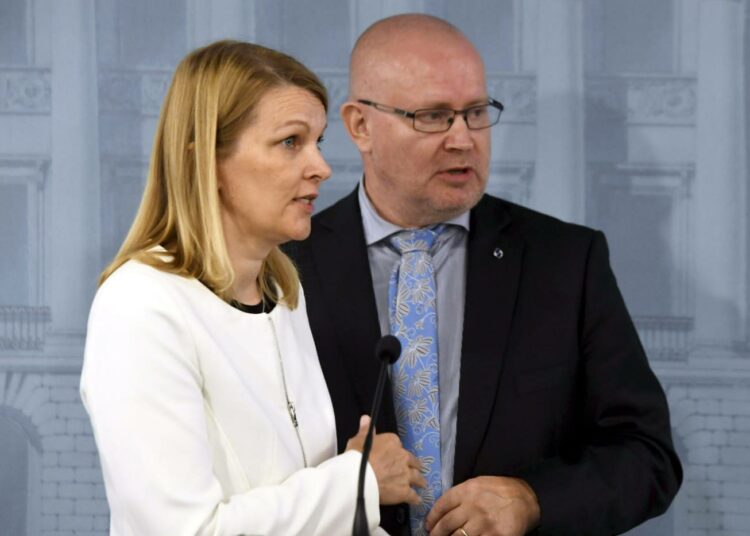 OECD:n apulaispääsihteeri Mari Kiviniemi ja työministeri Jari Lindström OECD:n julkaiseman raportin julkistamistilaisuudessa keskiviikkona.