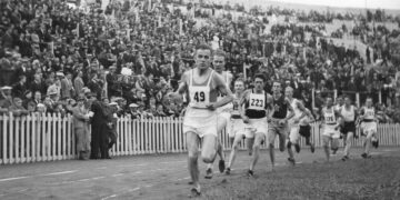 Kolmannet työläisolympialaiset järjestettiin vuonna 1937 Antwerpenissa. Juoksun kärjessä juoksevat Einari Tikkanen ja Väinö Peltomäki.