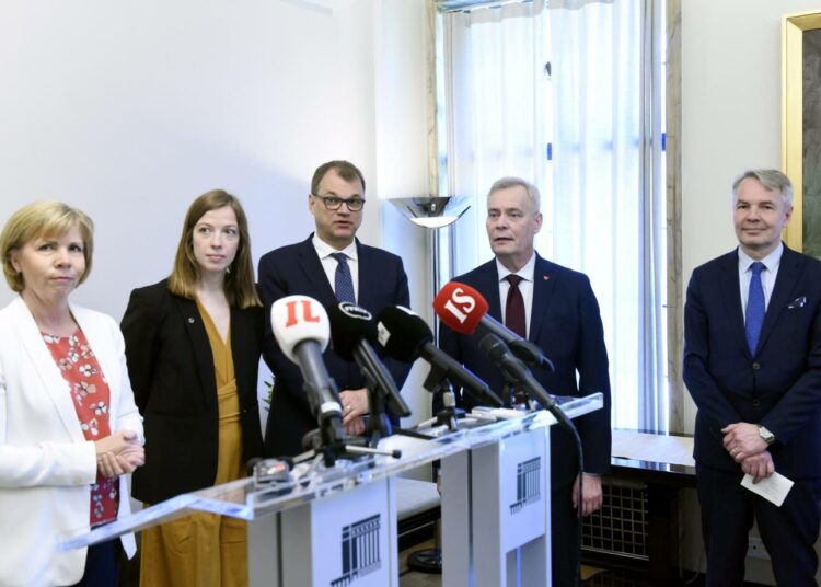 SDP:n puheenjohtaja Antti Rinne (2. oik) hallitusneuvotteluiden tiedotustilaisuudessa hallituksen kokoonpanosta. Rinteen kanssa RKP:n Anna-Maja Henriksson (vas), vasemmistoliiton Li Andersson, keskustan Juha Sipilä ja vihreiden Pekka Haavisto (oik).