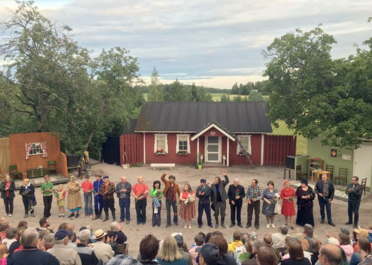 Ensi-ilta veti Öljymäen kesäteatterin upouuden katsomon ääriään myöten täyteen.