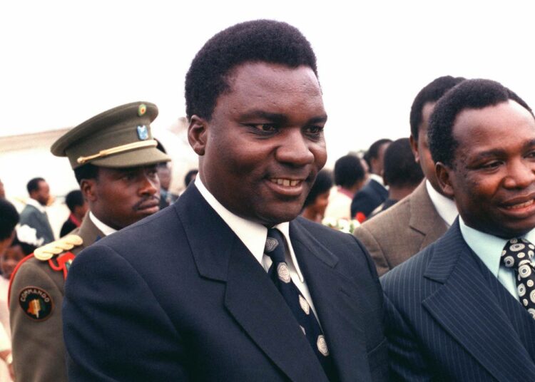 Ruandan presidentti Juvénal Habyarimana valtiovierailulla Yhdysvalloissa vuonna 1980. Presidentin lentokoneen alasampuminen käynnisti Ruandan kansanmurhan vuonna 1994.