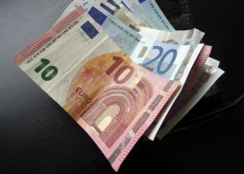 Enin osa veroista on tasaveroja. Progressiivisen valtion tuloveron tuotto on noin kuusi prosenttia kaikista verotuloista.
