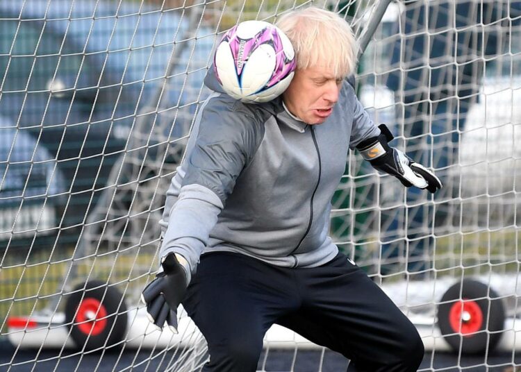 Pääministeri Boris Johnson esitti maalivahtia Cheadle Hulmessa Pohjois-Englannissa lauantaina.