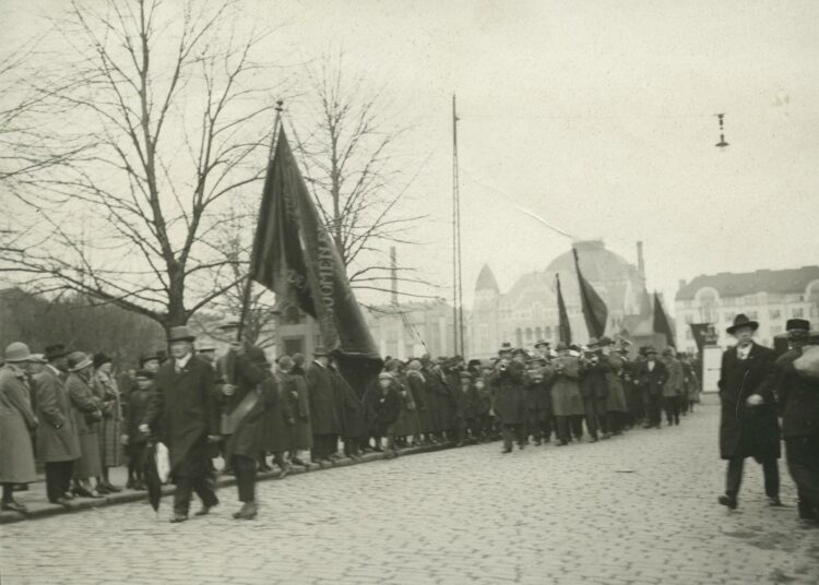 Helsingissä marssittiin jo 1920-luvulla. Takana Kansallisteatteri ja rautatieasema.