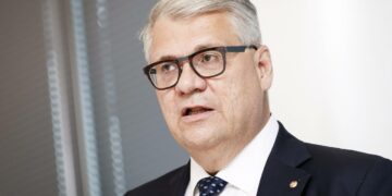 UPM:n toimitusjohtaja Jussi Pesonen tölväisi hallitusta lakkauttaessaan Kaipolan tehtaan.