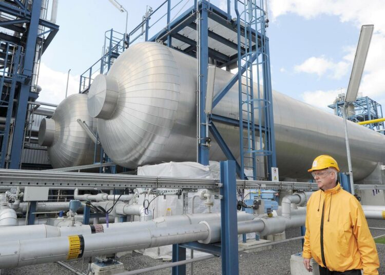 Schwarze Pumpe -voimalassa Saksan Brandenburgissa toimi koelaitos, jossa testattiin hiilen takaisinottoa. Projekti lopetettiin vuonna 2014 sekä kustannussyistä että sen tarvitseman suuren energiamäärän takia.