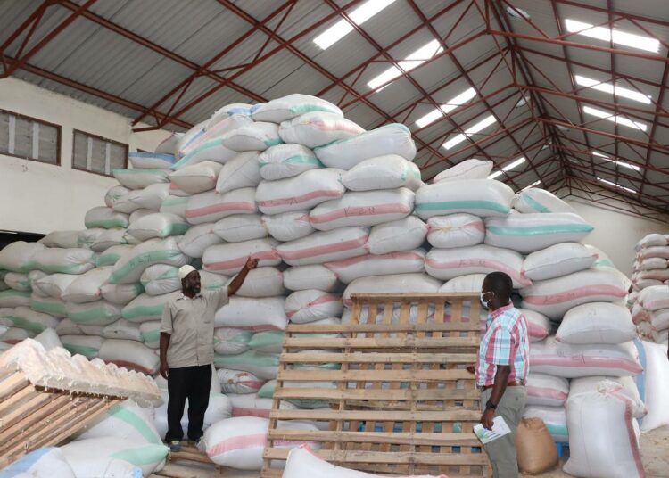 Maataloustuotteita Mbuyunin kylän varastossa. Varastokuittien perusteella SACCOS myöntää viljelijöille henkilökohtaisia lainoja, joilla nämä selviävät siihen asti, kunnes saavat satonsa myytyä. Lainan koko on puolet varastoon säilötyn tuotannon arvosta.