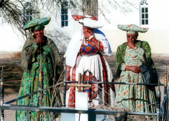 Perinneasuihin pukeutuneet hereronaiset vierailivat esivanhempien haudalla Okahandjassa Namibiassa.