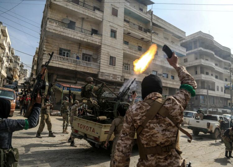 Turkin tukemat asejoukot, joita kutsutaan yleisnimellä Syyrian kansallinen armeija, juhlivat Afrinin kaupungin haltuunottoa maaliskuussa 2018.