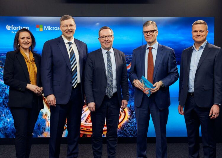 Fortumin Nebahat Albayrak, Microsoftin Pekka Horo, elinkeinoministeri Mika Lintilä, Fortumin Markus Rauramo ja Fortumin Timo Piispa julkistivat tänään Microsoftin ja Fortumin yhteistyön, jossa Microsoft rakentaa Suomeen datakeskusalueen.