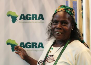 Maanviljelijä Ritta Achevih matkusti Keniasta kokoukseen Ruandassa.