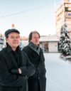 Kjell (kuvassa oikealla) ja Mårten Westö kuvattiin Helsingissä lapsuudenmaisemissaan Munkkivuoren ostoskeskuksessa joulukuun alkupuolella. Helsinki on vahvasti läsnä Vuodet-teoksessa.