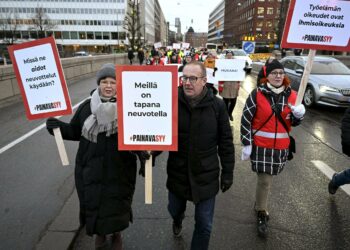 SAK:n hallituksen varapuheenjohtaja Katja Syvärinen (vas), SAK:n puheenjohtaja Jarkko Eloranta ja Palvelualojen ammattiliitto PAMin puheenjohtaja Annika Rönni-Sällinen marssivat Pitkääsiltaa pitkin Helsingin Hakaniemestä Senaatintorille marraskuussa 2023.