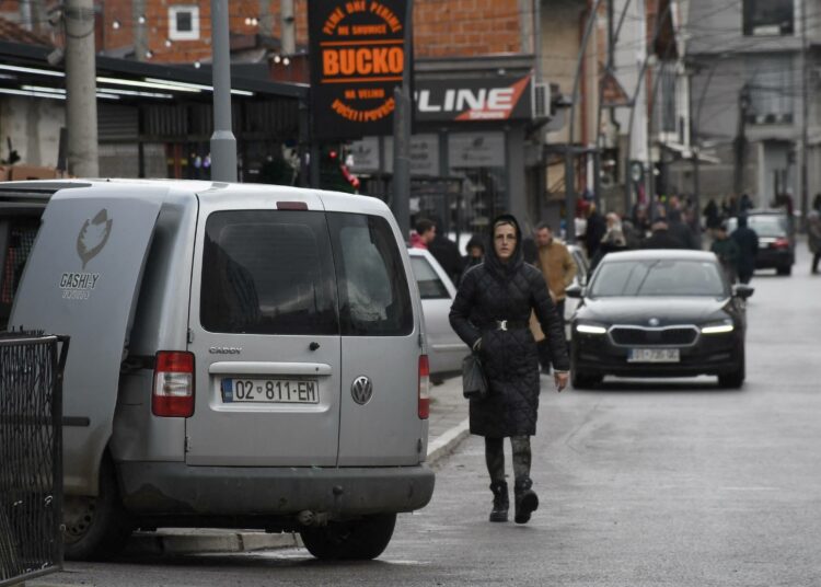 Kosovolaiset rekisterikilvet on otettu käyttöön myös maan pohjoisosan serbialueella. Kuva on Mitrovican kaupungista joulukuulta.