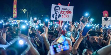 Mielenosoittajan kyltti vaati Istanbulin pormestarin Ekrem Imamoglun vapauttamista 7. toukokuuta.