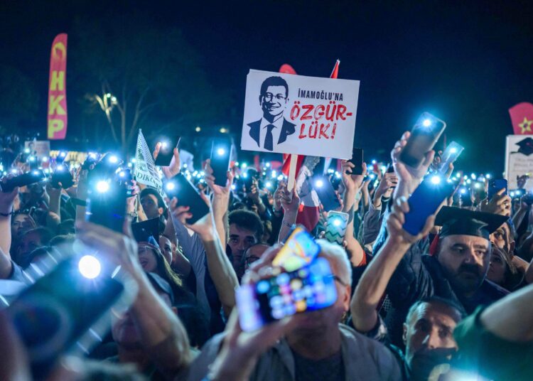 Mielenosoittajan kyltti vaati Istanbulin pormestarin Ekrem Imamoglun vapauttamista 7. toukokuuta.