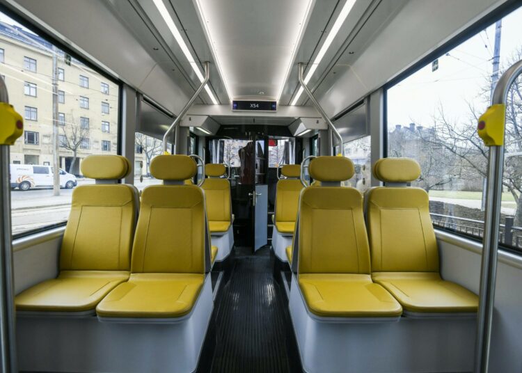 Joukkoliikenne kallistuu HSL-alueella.