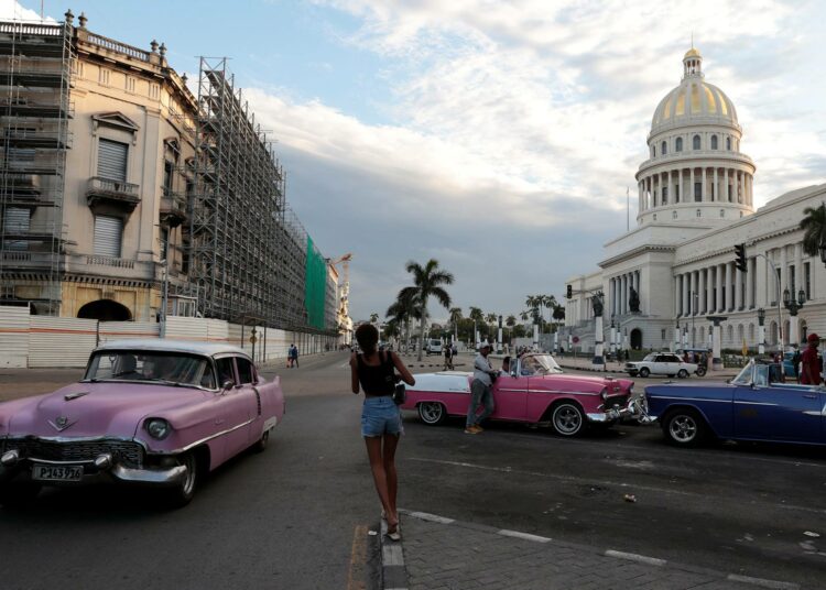 Tyttö juoksee klassikkoautojen ohi Havannan vanhassakaupungissa. Lokakuun 2025 loppuun mennessä Kuuba on vastaanottanut vain 80 prosenttia edellisvuoden vastaavan ajanjakson turistimäärästä.