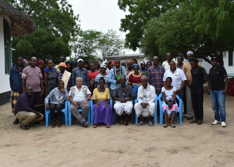 Mehiläishoitajia African Beekeepers Limitedin pihalla Kenian Tana-joen suistoalueella.