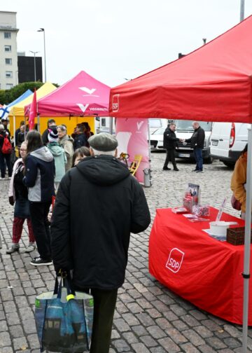 Puolueet kampanjoivat Hakaniemen maalaismarkkinoilla lokakuun alussa.