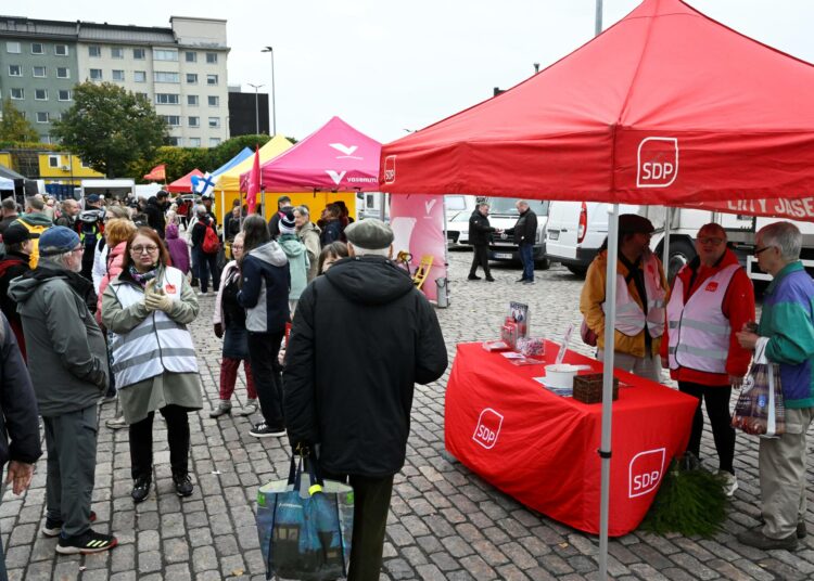 Puolueet kampanjoivat Hakaniemen maalaismarkkinoilla lokakuun alussa.