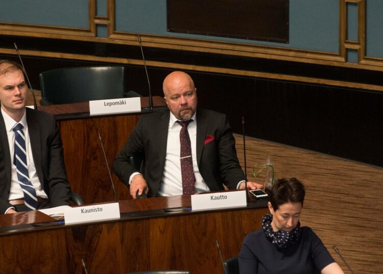 Juho Kautto ylhäällä oikealla eduskuntakauden alkaessa.