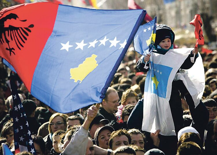 Tuhannet ihmiset juhlivat Kosovon ensimmäistä itsenäisyyspäivää Pristinassa 17. helmikuuta.