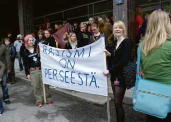 Rasismin vastainen mielenosoitus lähti liikkeelle ennen raesadetta.