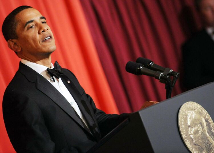 Barack Obama puhumassa Oslon Nobel-juhlassa torstaina.