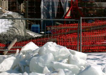 Olkiluotoon rakenteilla oleva ydinreaktori tarvitsee noin 40 tonnia ydinpolttoainetta vuodessa. Kuva vuodelta 2006.