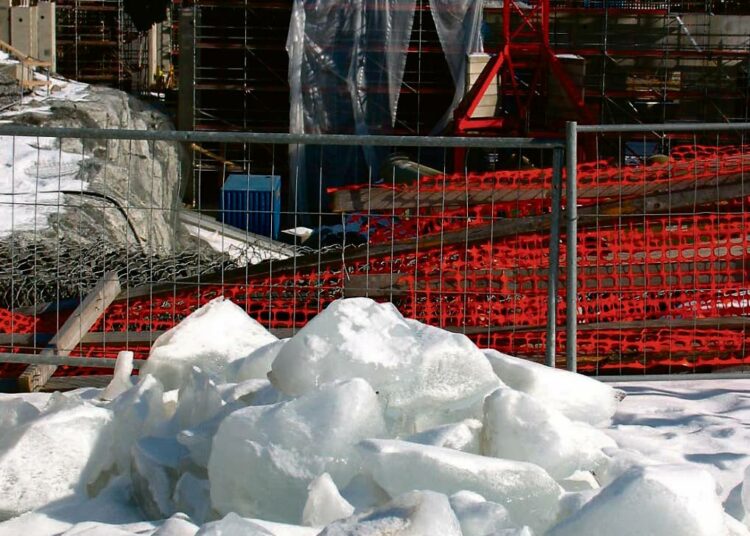 Olkiluotoon rakenteilla oleva ydinreaktori tarvitsee noin 40 tonnia ydinpolttoainetta vuodessa. Kuva vuodelta 2006.