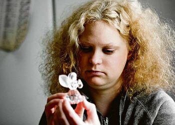 ? Siinä saa näyttää tunteensa ja sellaiset asiat, jotka ahdistaa, kuvailee näyttelemistä Outi Kero, joka löytyi pääosaan draamakurssilta.