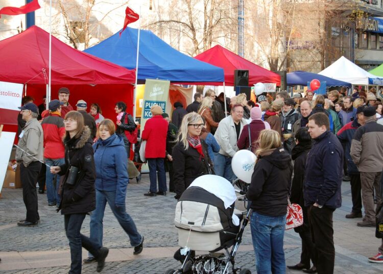 Vasemmistoliiton poliittisen tavoiteohjelman valmisteluun osallistui viime talvena satoja jäseniä. Kuvassa Jyväskylän kävelykatu viime kunnallisvaalien alla.
