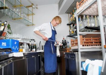 Ravintola on nuorten suosima työpaikka. Kuvassa kokki Tommi Junttila.