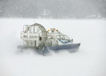 Nauvolainen Henry Melen kuljettaa kelirikkoajan vallitessa saariston asukkaille elintarvikkeita ja postia Isvägen ilmatyynyaluksellaan. Kuva on helmikuulta 2010.