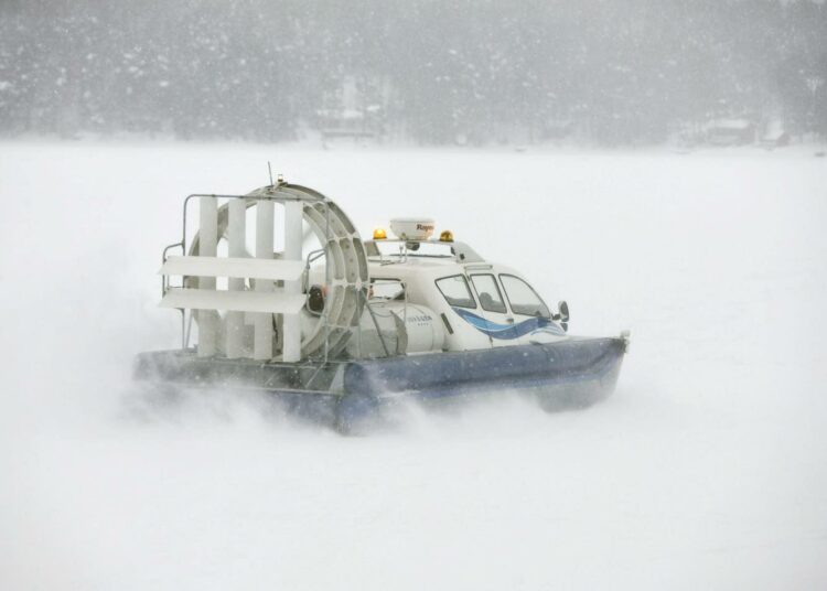 Nauvolainen Henry Melen kuljettaa kelirikkoajan vallitessa saariston asukkaille elintarvikkeita ja postia Isvägen ilmatyynyaluksellaan. Kuva on helmikuulta 2010.