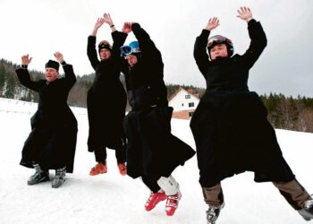 Katolisia pappeja venyttelemässä ennen kirkollisia alppihiihtokisoja Wislassa, Etelä-Puolassa. Kirkolla on edelleen vahva ote oikeistopuolueisiin.