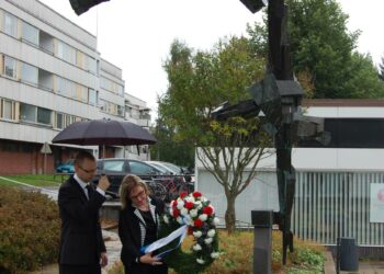 Jyväskylän kaupungin seppeleen laskivat kaupunginhallituksen puheenjohtaja Ulla Lauttamus ja apulaiskaupunginjohtaja Timo Koivisto.