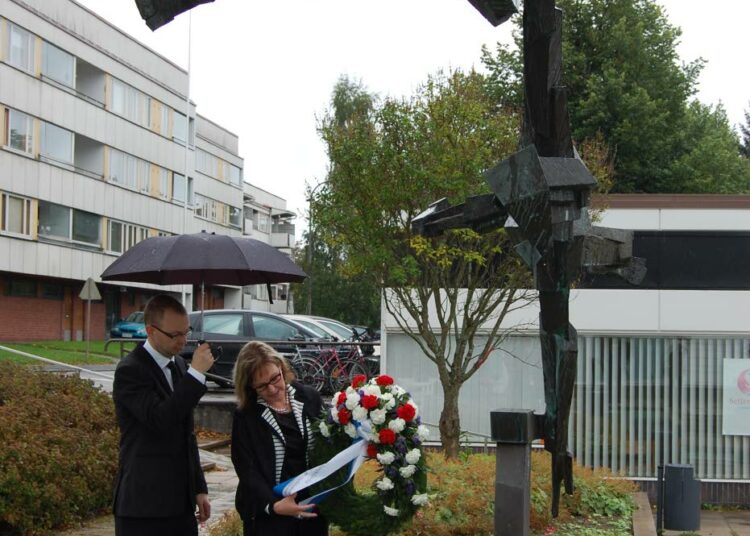 Jyväskylän kaupungin seppeleen laskivat kaupunginhallituksen puheenjohtaja Ulla Lauttamus ja apulaiskaupunginjohtaja Timo Koivisto.