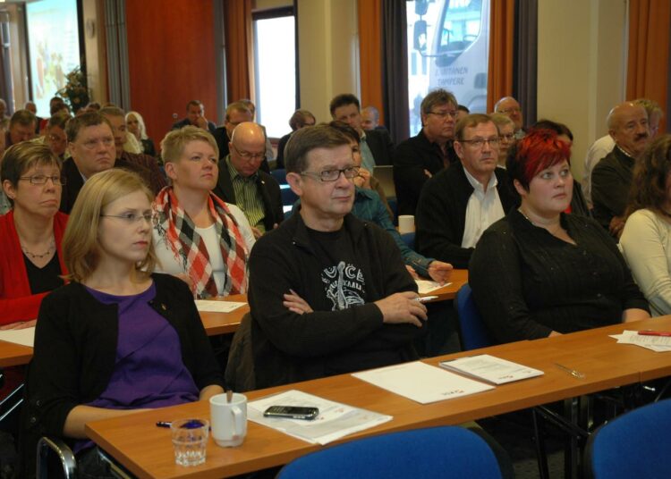 Vasemmistoliiton ay-aktiivit pohtivat työelämän uusia haasteita työelämäfoorumissa Tampereella.