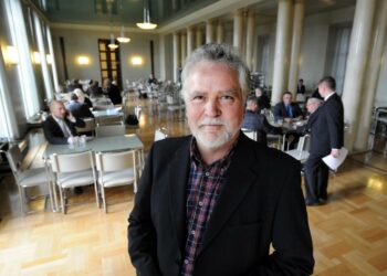 – Tilanne, jossa 60 prosenttia kuntien budjettivallasta on kunnallisen päätösvallan ulkopuolella, ei tunnu demokraattiselta, sanoo Martti Korhonen.