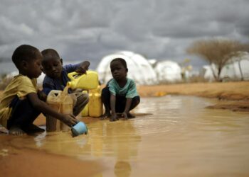 Somalipojat vedenhakumatkalla Dadaabin pakolaisleirillä Keniassa.