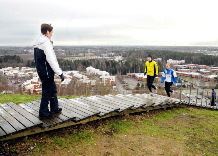 Hyvä fyysinen kunto ja normaalipaino keski-iässä hidastavat lihasvoiman heikkenemistä.