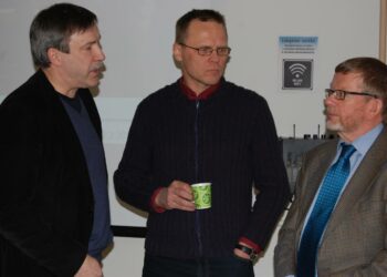 Rikosylikonstaapeli Harri Koponen, puheenjohtaja Matti Harjuniemi ja veroneuvos Markku Hirvonen osallistuivat Jyväskylän yhteiskunnallisen opiston Harmaan talouden seminaariin.