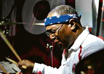 Rumpalilegenda Billy Cobhamin matkassa Mika Kaurismäki johdattaa musiikin universaalin kielen aakkosiin.