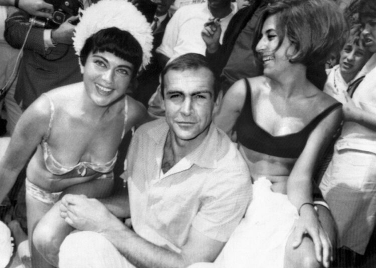 Sean Connery tyttöjen ympäröimänä Cannesin elokuvajuhlilla vuonna 1965. James Bondista oli tullut jätti-ilmiö, jollaisena on lyhyin katkoksin kestänyt puoli vuosisataa.