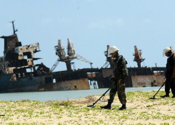 Srilankalaiset sotilaat etsivät viime viikolla Vellamullivaikkalissa miinoja, joiden pelättiin lähteneen rankkasateiden myötä liikkeelle sisällissodan aikaisesta asevarastosta.