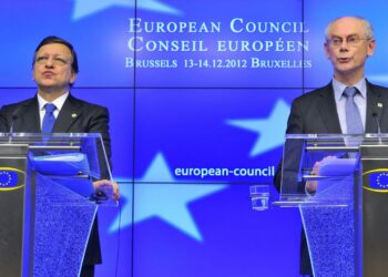 Euroopan komission puheenjohtaja osé Manuel Barroso (vas.) ja Eurooppa-neuvoston puheenjohtaja Herman Van Rompuy pitivät lehdistötilaisuuden myöhään yöllä.
